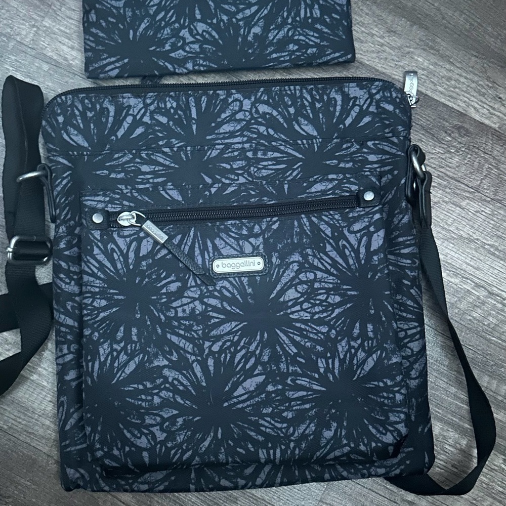 Baggallini Gray and Black crossbody/ Messenger Bag with wristlet

New never used